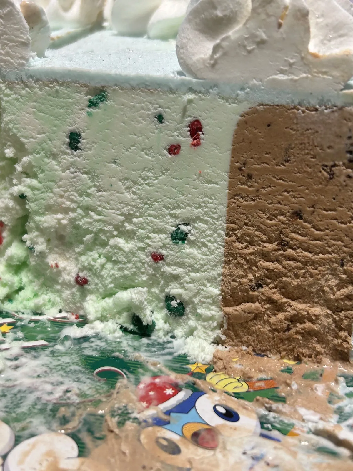 サーティワンポケモンのアイスケーキを切った断面