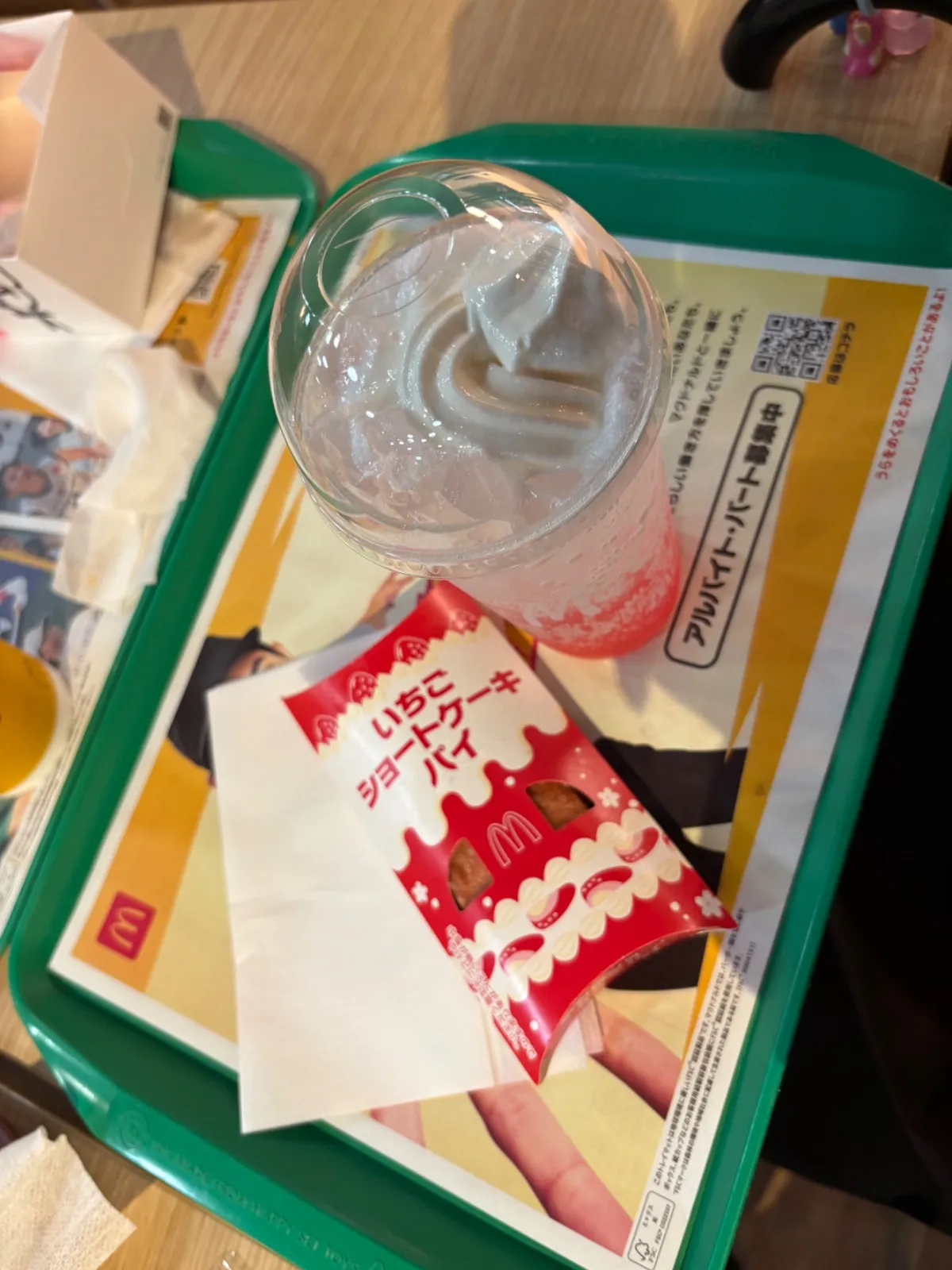 マクドナルドのトレイに載ったマックフロート