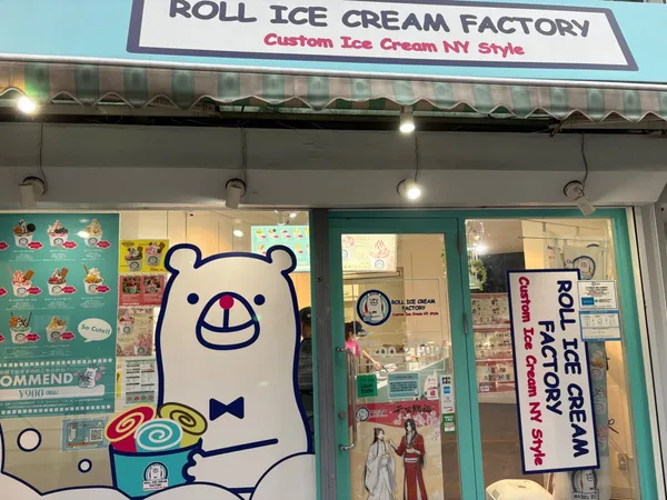 ROLL ICE CREAM FACTORYのアップルパイアラモードを堪能！夏にぴったりな一品
