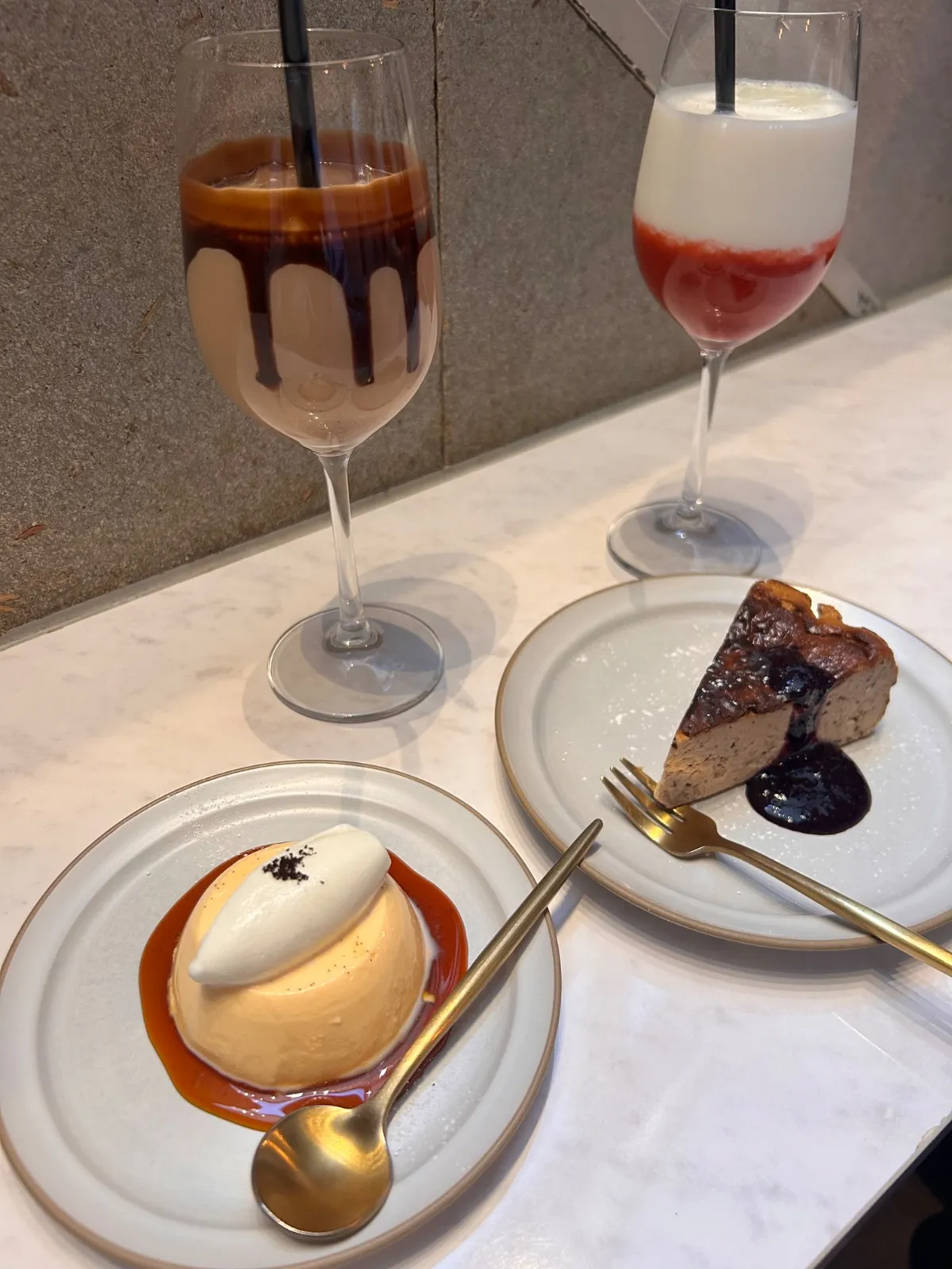 liliで注文したプリン、紅茶バスク、カフェモカ、苺ミルク
