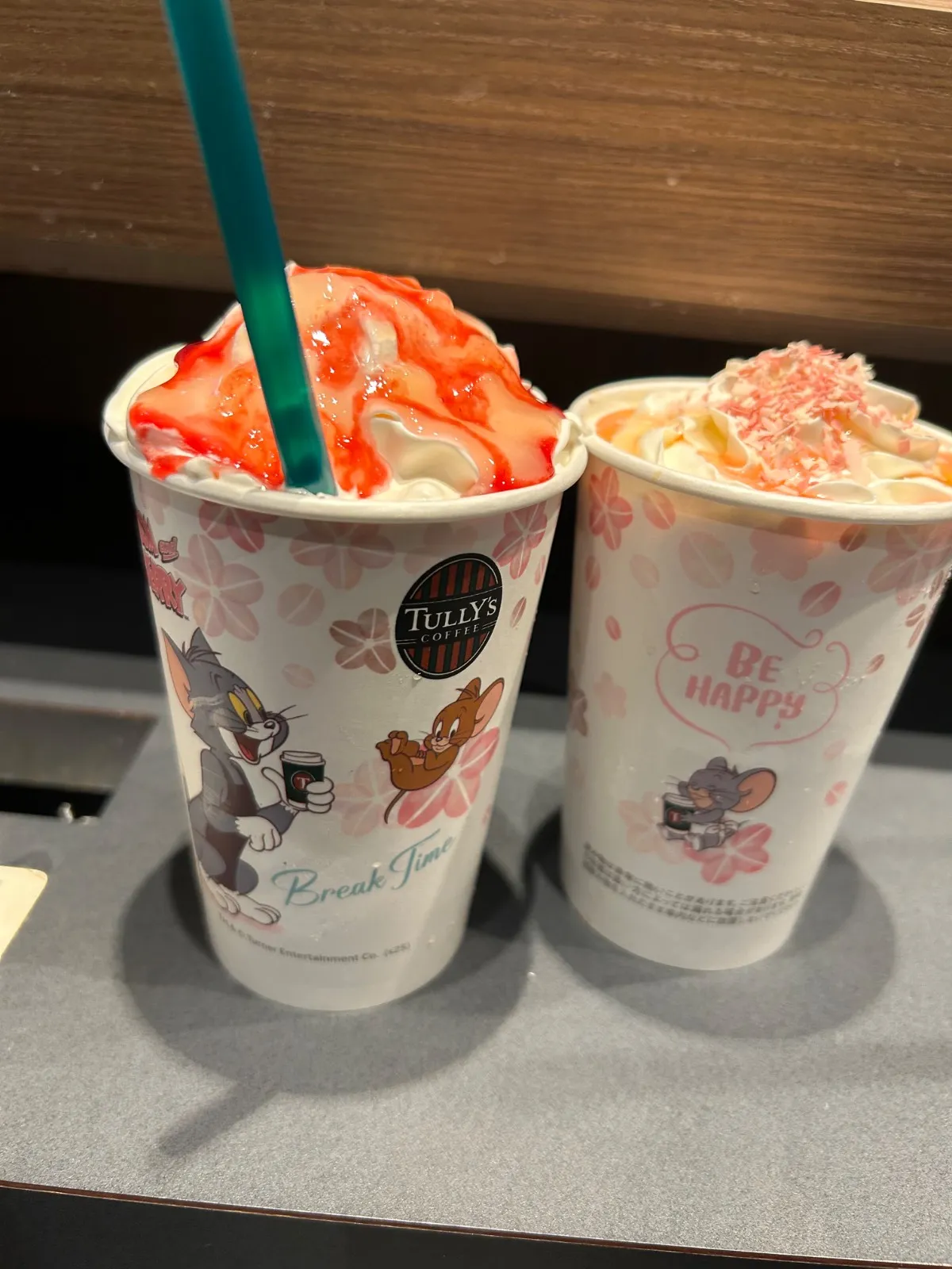 トムジェリハニーキャラメルラテとピーチメルバロイヤル